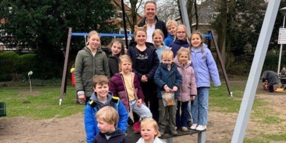 Nieuwe ontmoetingsplek en speeltuin geopend aan de Duynsteelaan