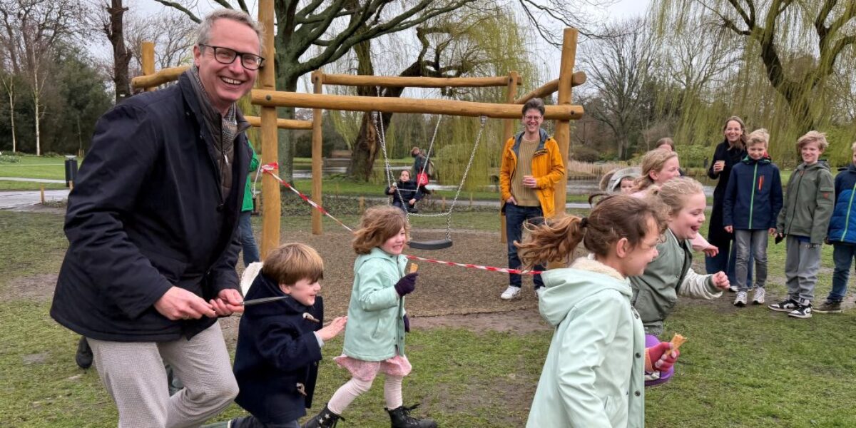 Vernieuwde speeltuin in Burgemeester Berkhoutpark officieel geopend