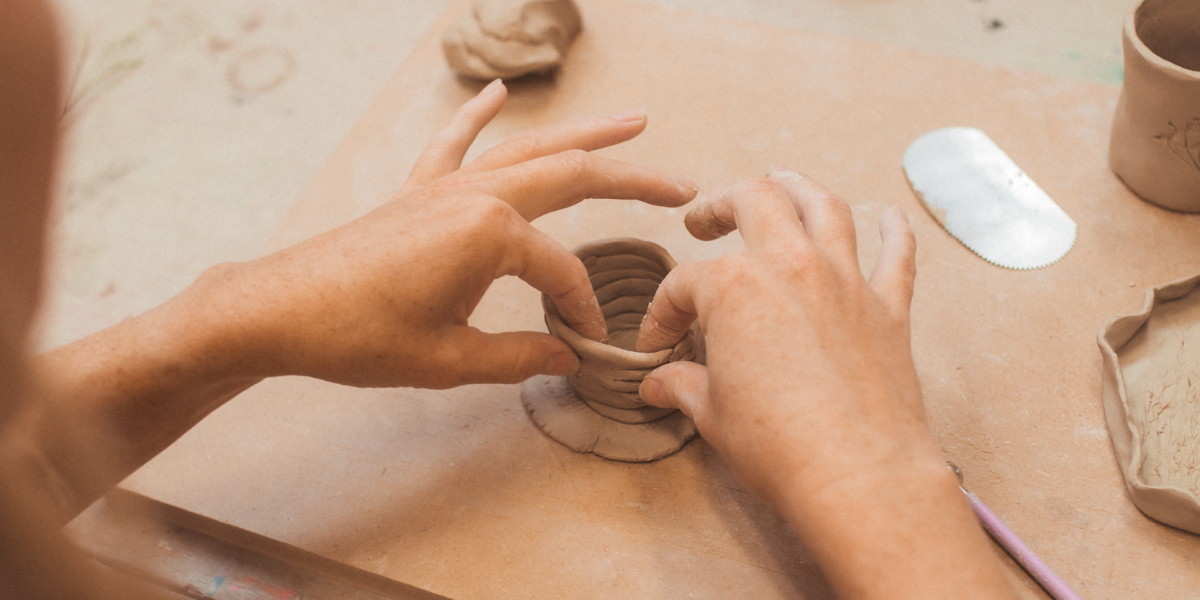 Ontmoeten en onthaasten bij Leidse kleistudio