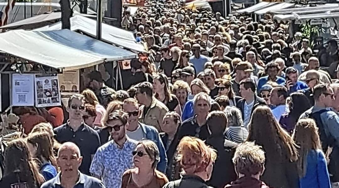 Bevrijdingsbraderie Leiden met bevrijdingsvuur op 5 mei