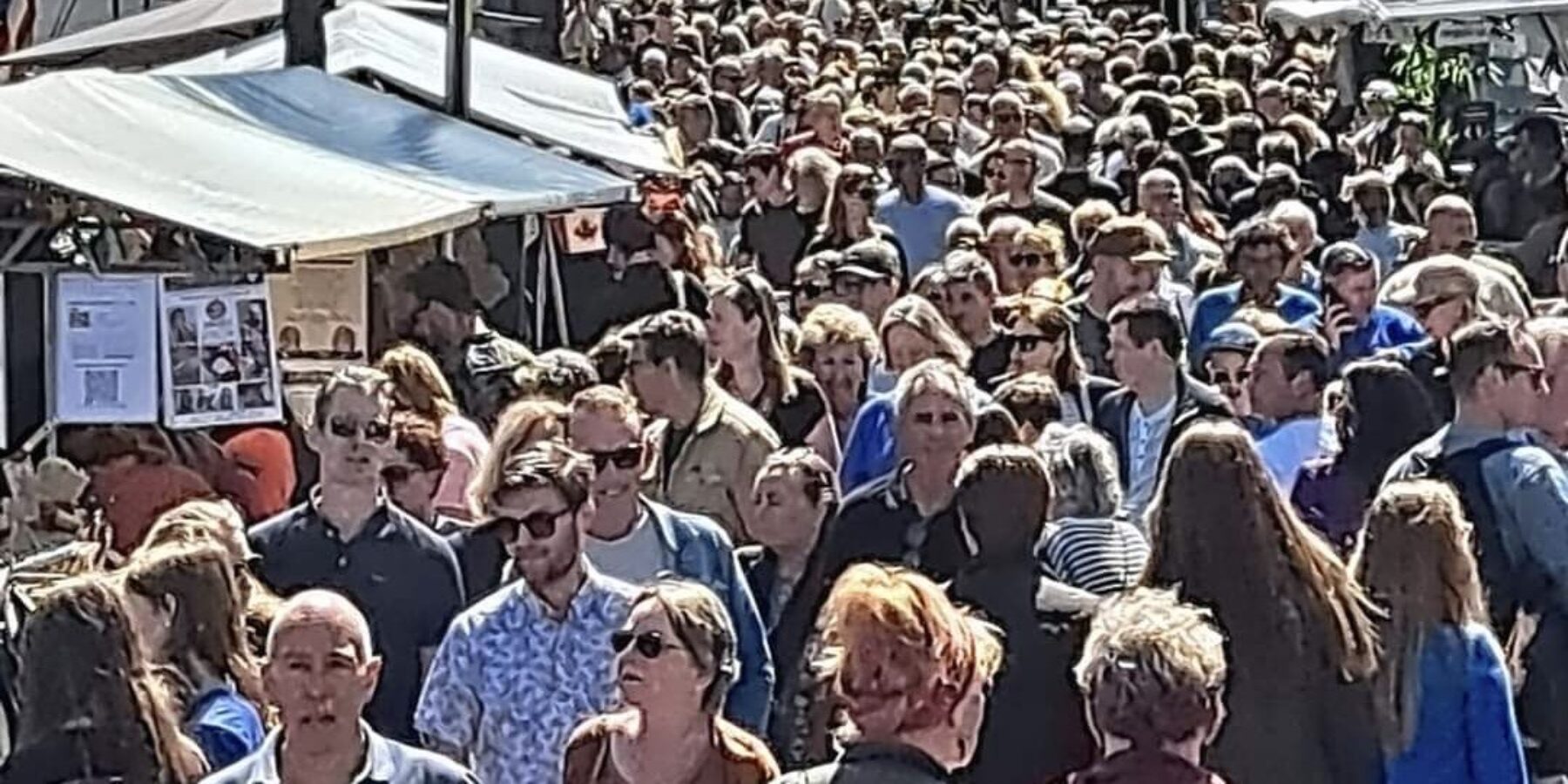 Bevrijdingsbraderie Leiden in de Heren- en Doezastraat met drukte en kramen (Bevrijdingsdag Braderie HerenDoeza Leiden)