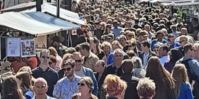 Bevrijdingsbraderie Leiden in de Heren- en Doezastraat met drukte en kramen