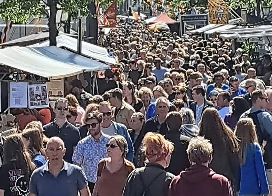 Bevrijdingsbraderie Leiden in de Heren- en Doezastraat met drukte en kramen