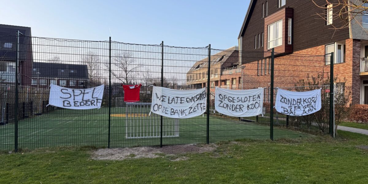 Buurtbewoner stapt naar rechter om gesloten voetbalkooi