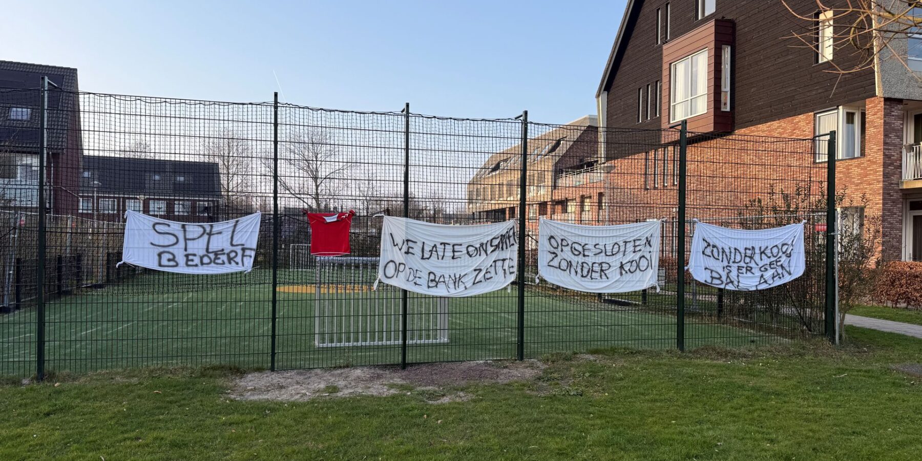 Spandoeken aan hek voetbalkooi Zoeterwoude