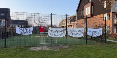 Spandoeken aan hek voetbalkooi Zoeterwoude