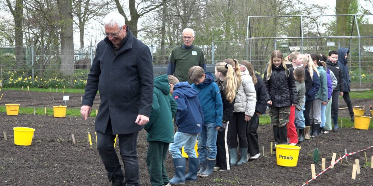 Kinderen openen schooltuinseizoen in Leiderdorp met vieze handen en frisse lucht