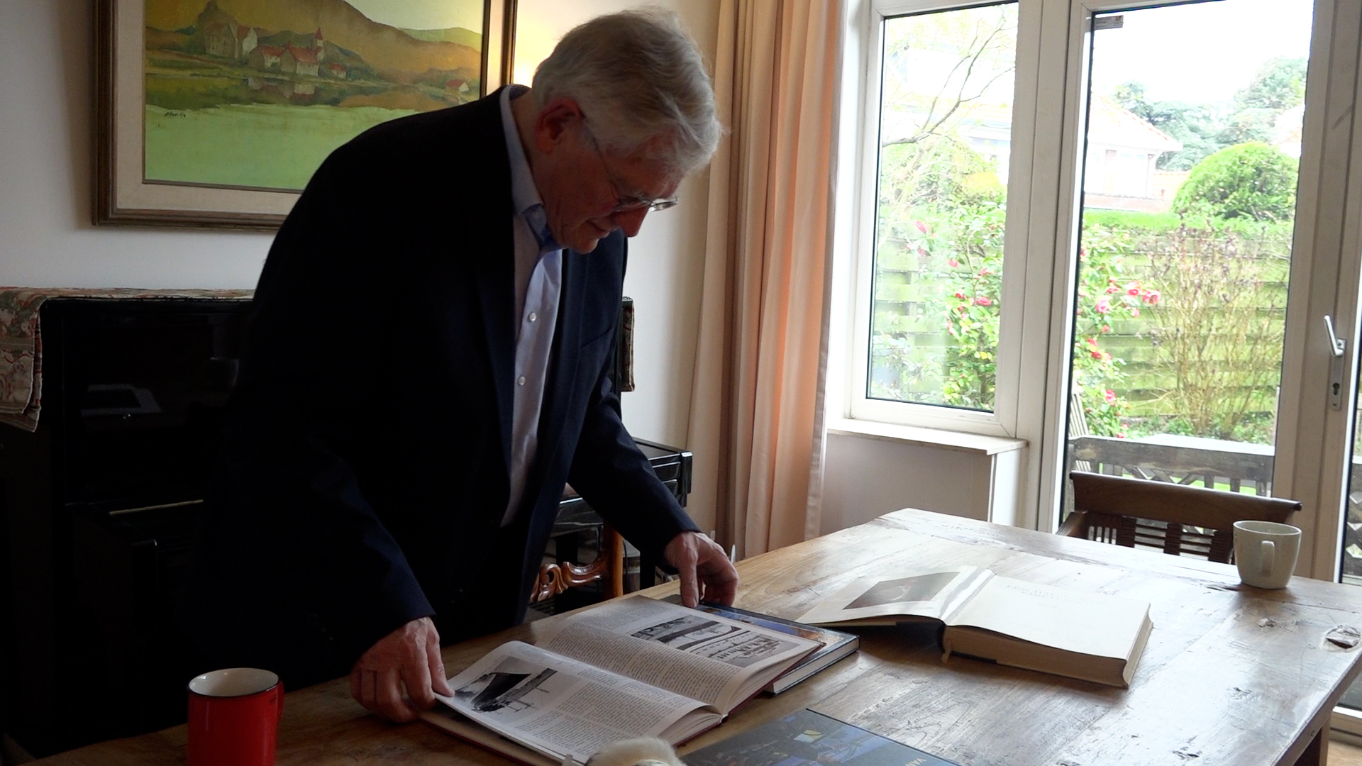 De wethouder heeft thuis een aantal boeken over de scheepvaart