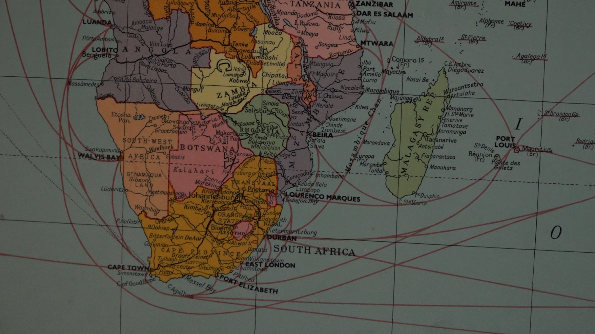 De rode lijnen markeren routes