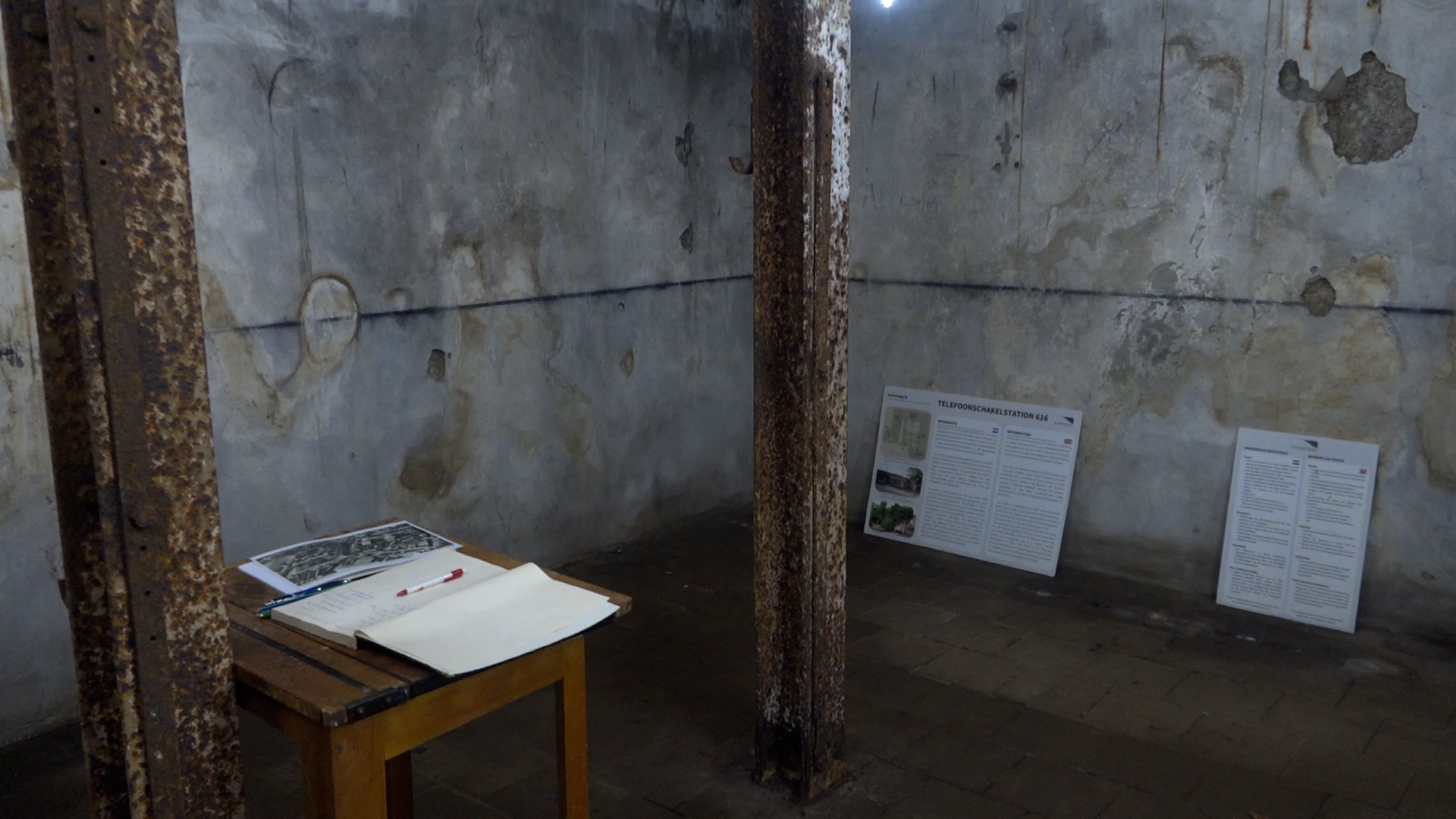 De centrale kamer van de bunker