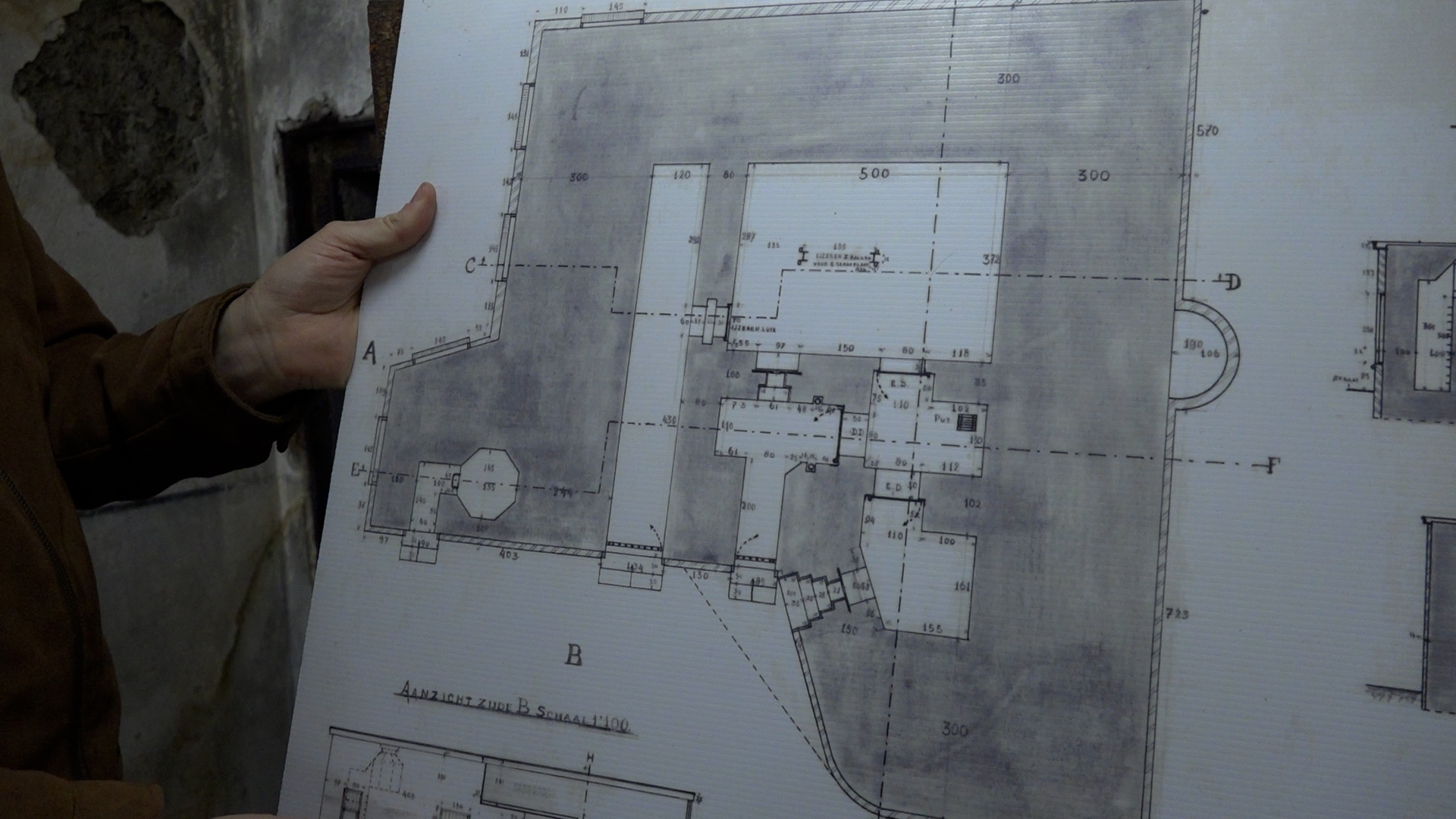 Een plattegrond van de bunker. De muren zijn drie meter breed