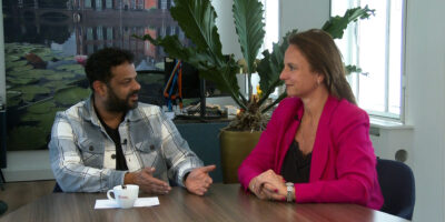 Rudo Slappendel in gesprek met burgemeester Nadine Stemerdink.