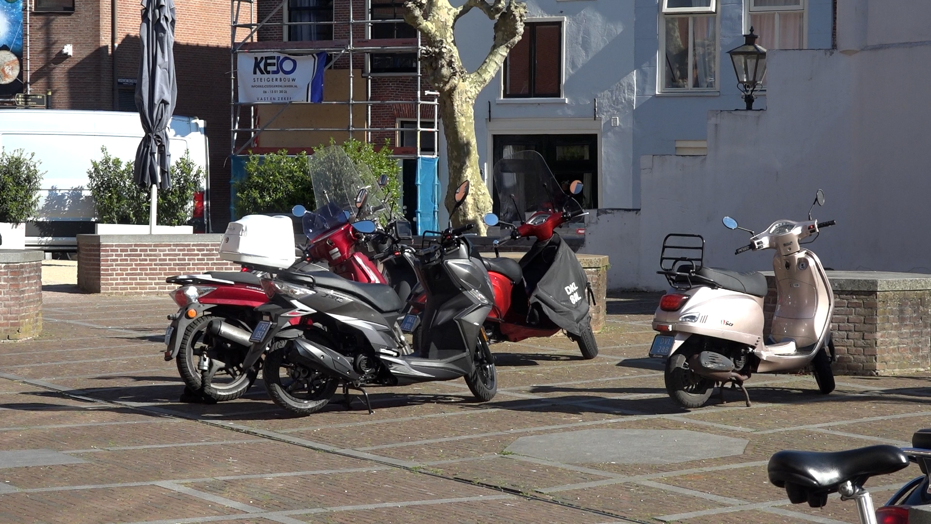 Het plein wordt gebruikt als scooterparkeerplaats