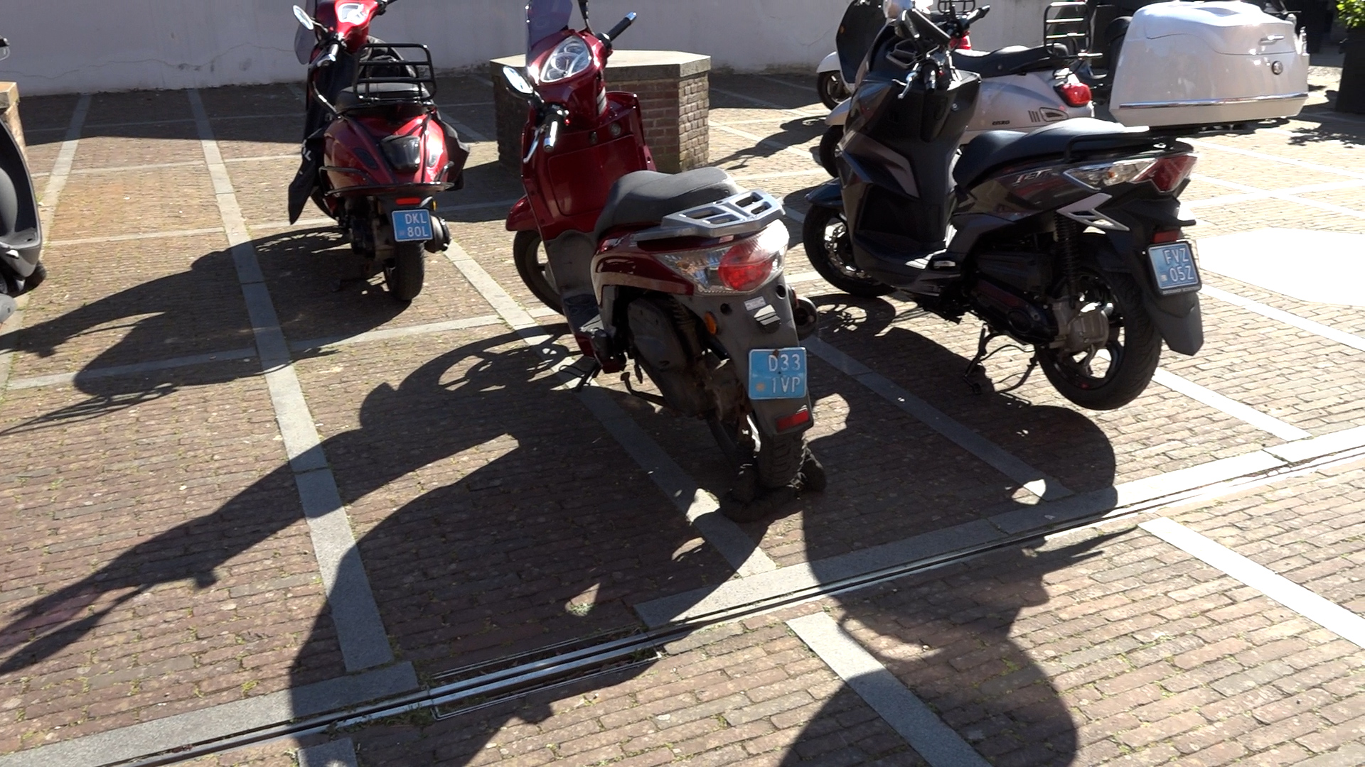 De stenen die graven aanduiden worden gezien als parkeervakken