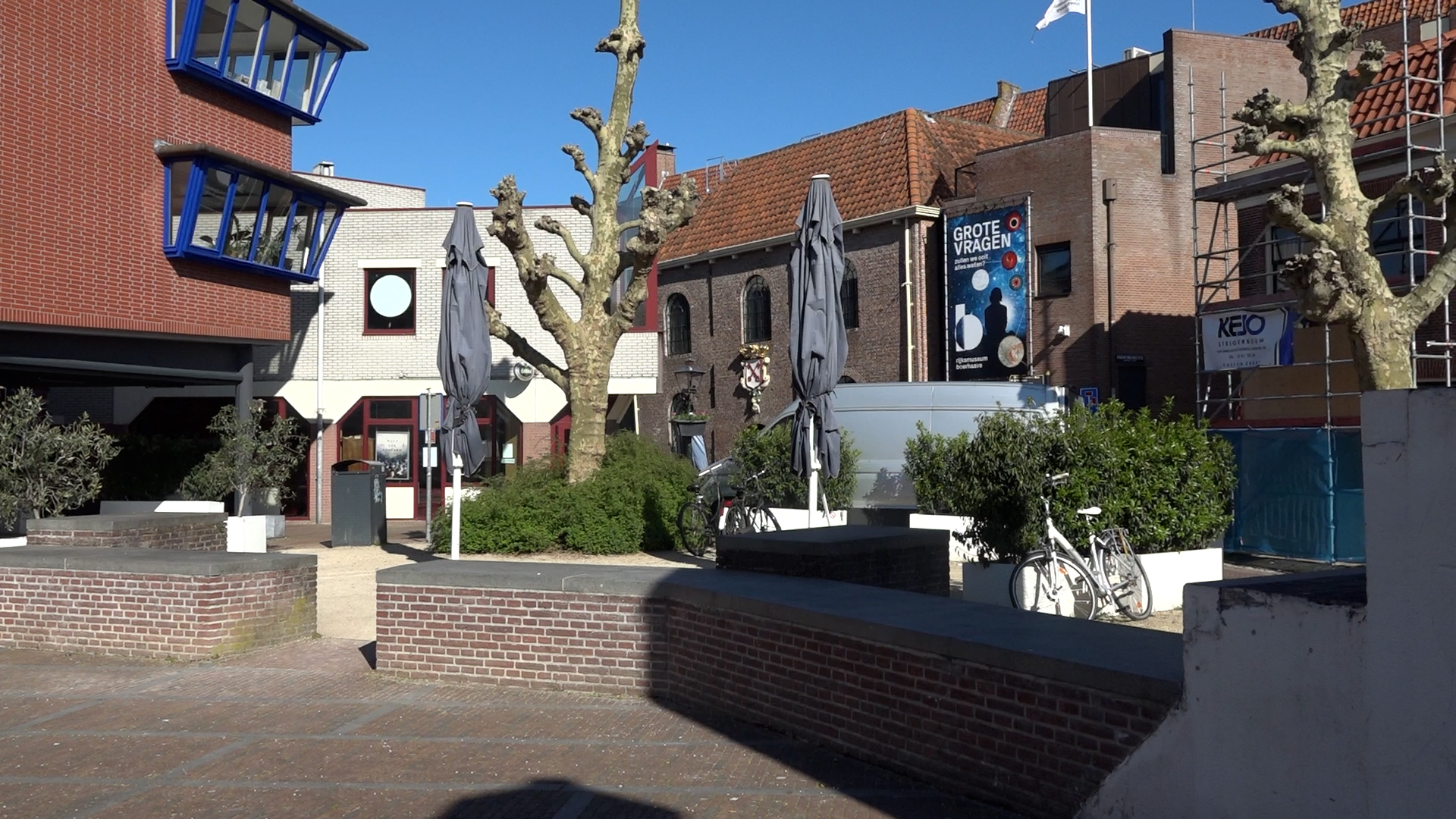 Door de huidige staat van het plein valt het museum niet op