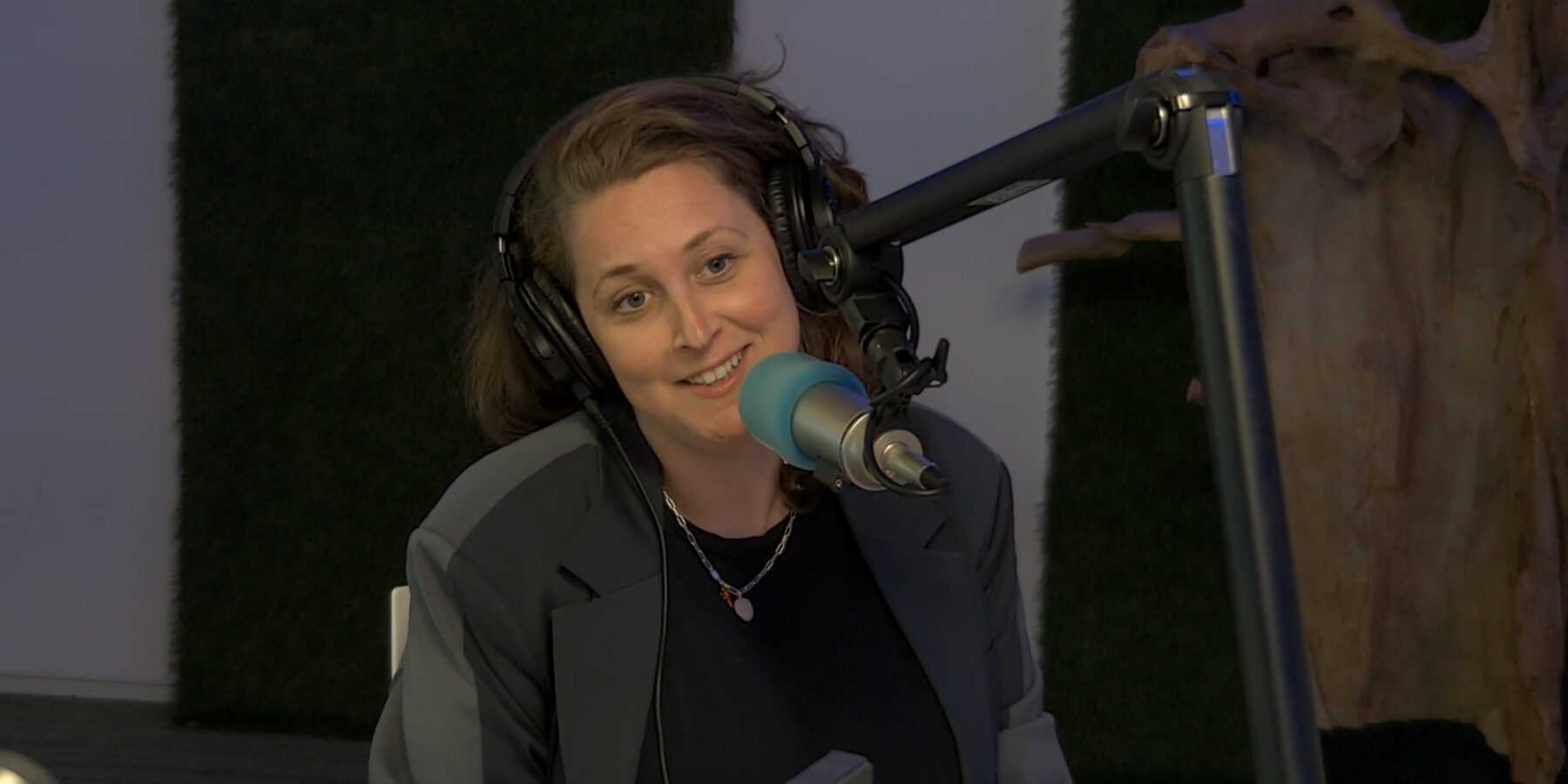 Gaby van Deutekom in de studio voor een interview