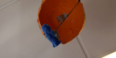 Een knutselwerk uit de tentoonstelling over de Tweede Wereldoorlog in de bibliotheek in Wassenaar