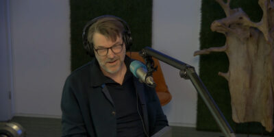 Peter Heslinga vertelt in de studio over de Vrijheidsmaaltijd in Leiden