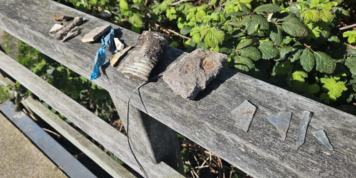 Glasresten in nieuwe berm Dwarswatering zorgen nog steeds voor onrust bij hondenbezitters