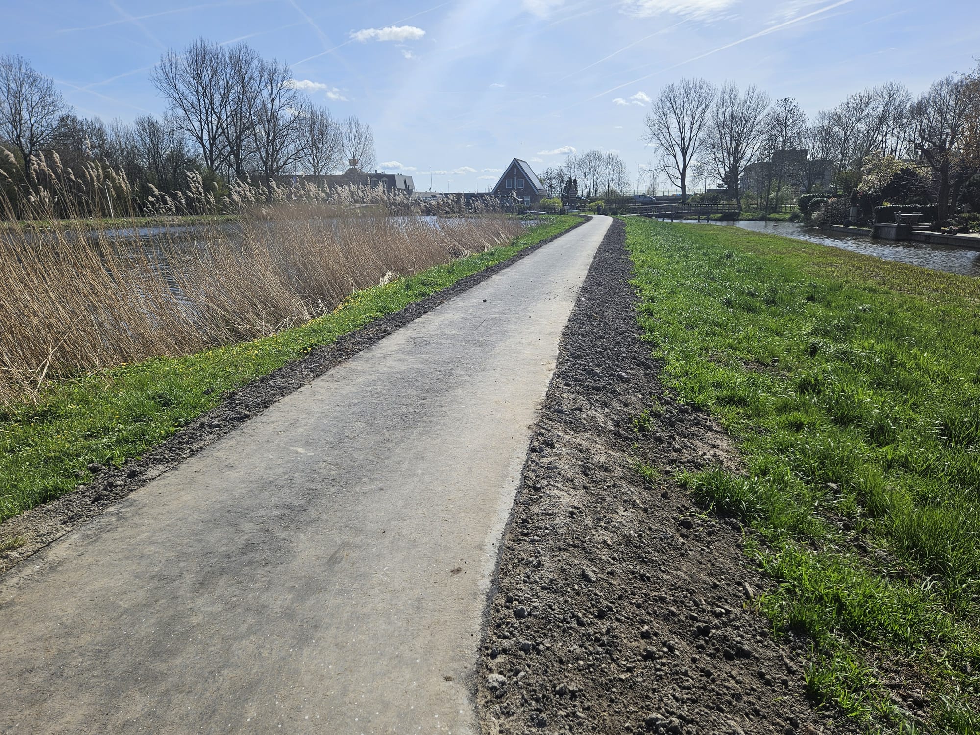 De uitrenzone aan de Dwarswatering met de vervuilde nieuwe berm. (Foto: Peter van Delft)