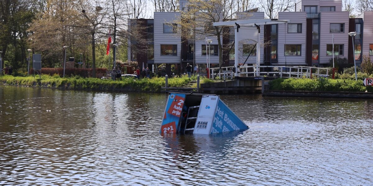 Bezorgauto Albert Heijn te water Delfse Jaagpad in Leiden