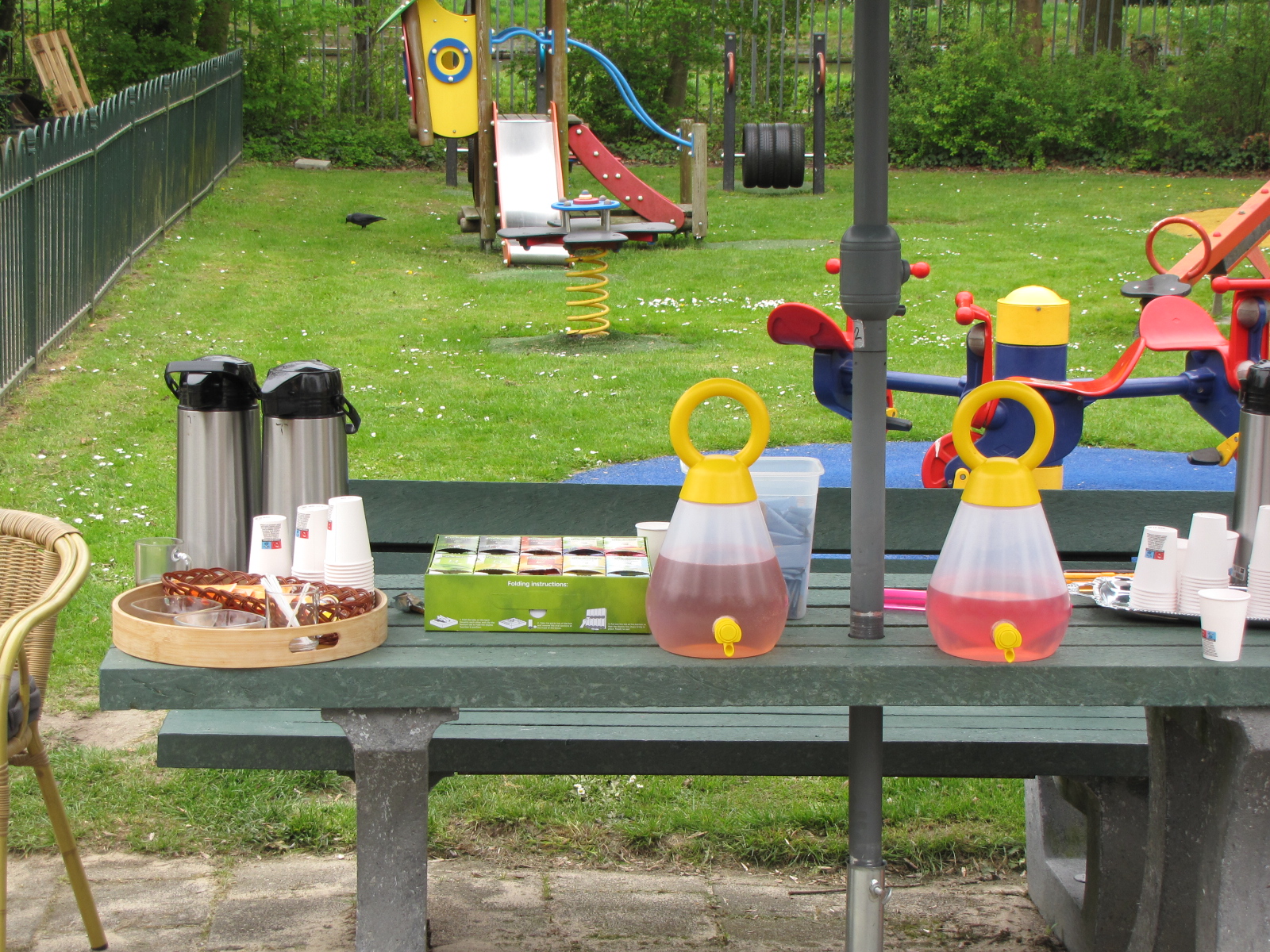 Koffie en thee voor de ouders, limonade voor de kinderen. (Foto: Paul Aalbers)