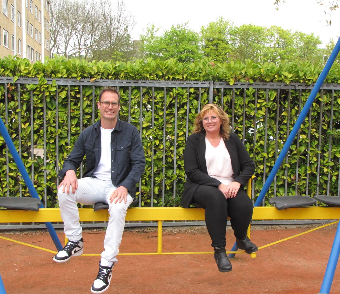 Burgemeester Peter Heijkoop en Carolien Montfrooy van de Prinses Beatrix Speeltuin. (Foto: Paul Aalbers)
