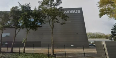 De productiehal van Airbus van buiten.