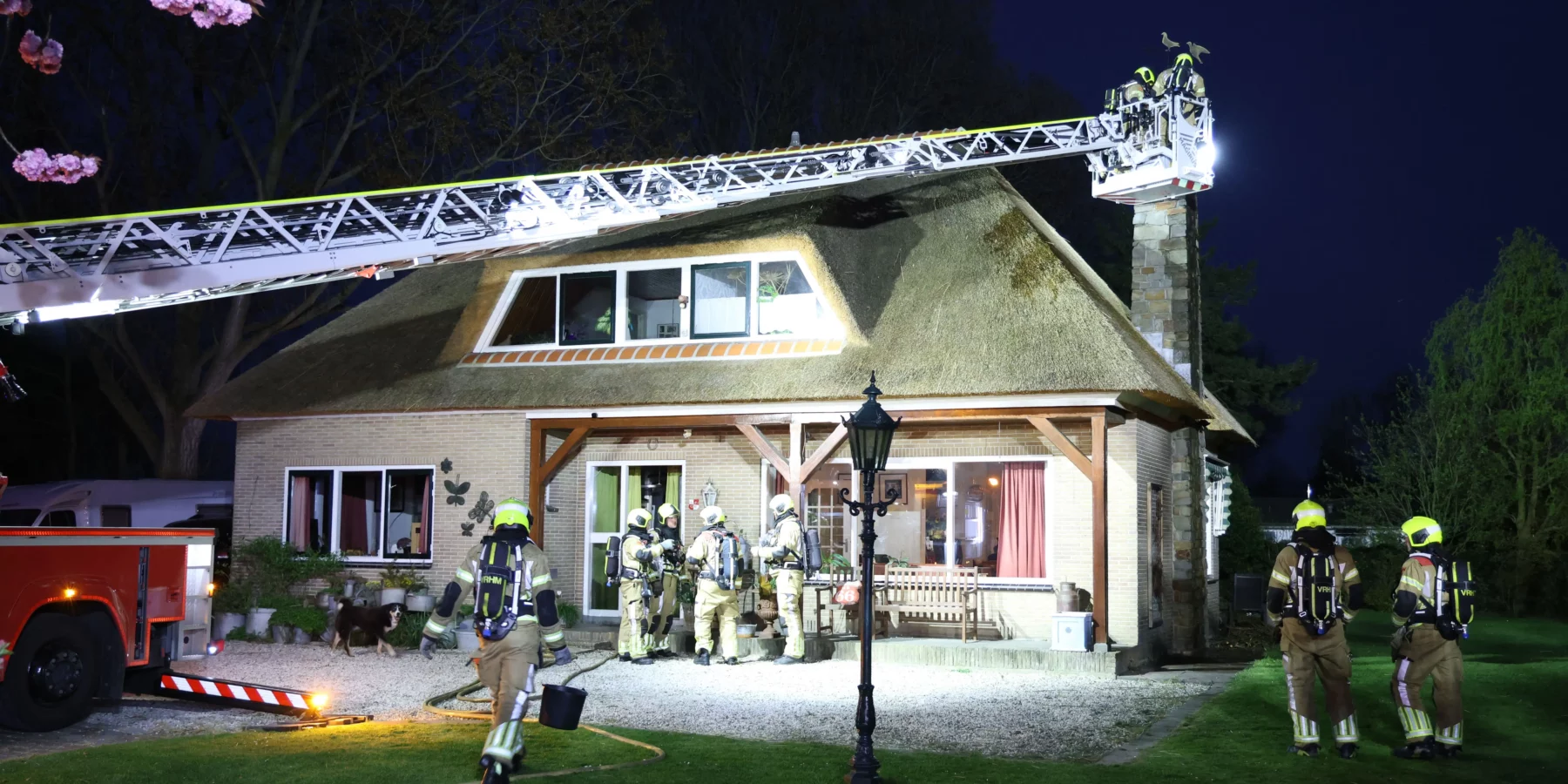De brandweer is maandagavond groots uitgerukt voor een melding van een schoorsteenbrand bij een woning aan de Vlietweg in Leiden