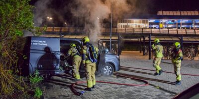 De brandweer blus de brand in de bestelbus bij Station de Vink in Leiden.