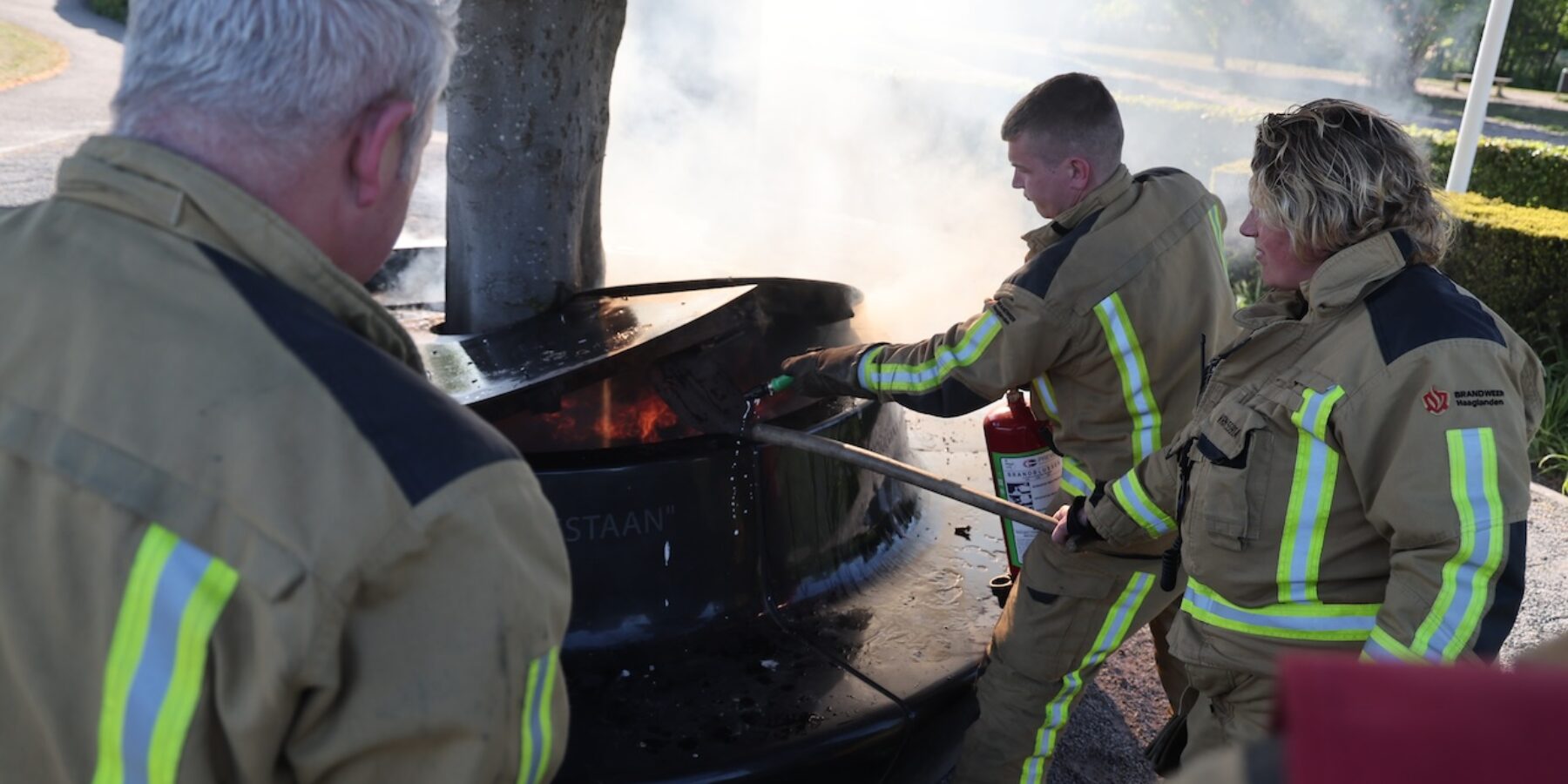 Brandweer blust de brand bij het oorlogsmonument in het Sijtwendepark in Voorburg. Jongens hebben brand gesticht.