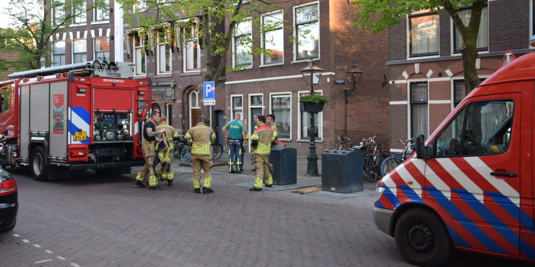 Brandweer aanwezig bij het pand van GGZ Rivierduinen aan de Lange Mare in Leiden. Er was brand in een prullenbak.