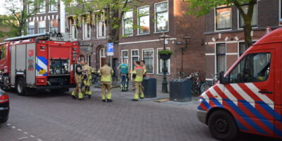 Brandweer aanwezig bij het pand van GGZ Rivierduinen aan de Lange Mare in Leiden. Er was brand in een prullenbak.