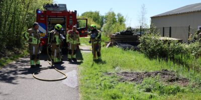 Brandweer blust bermbrand in Oegstgeest