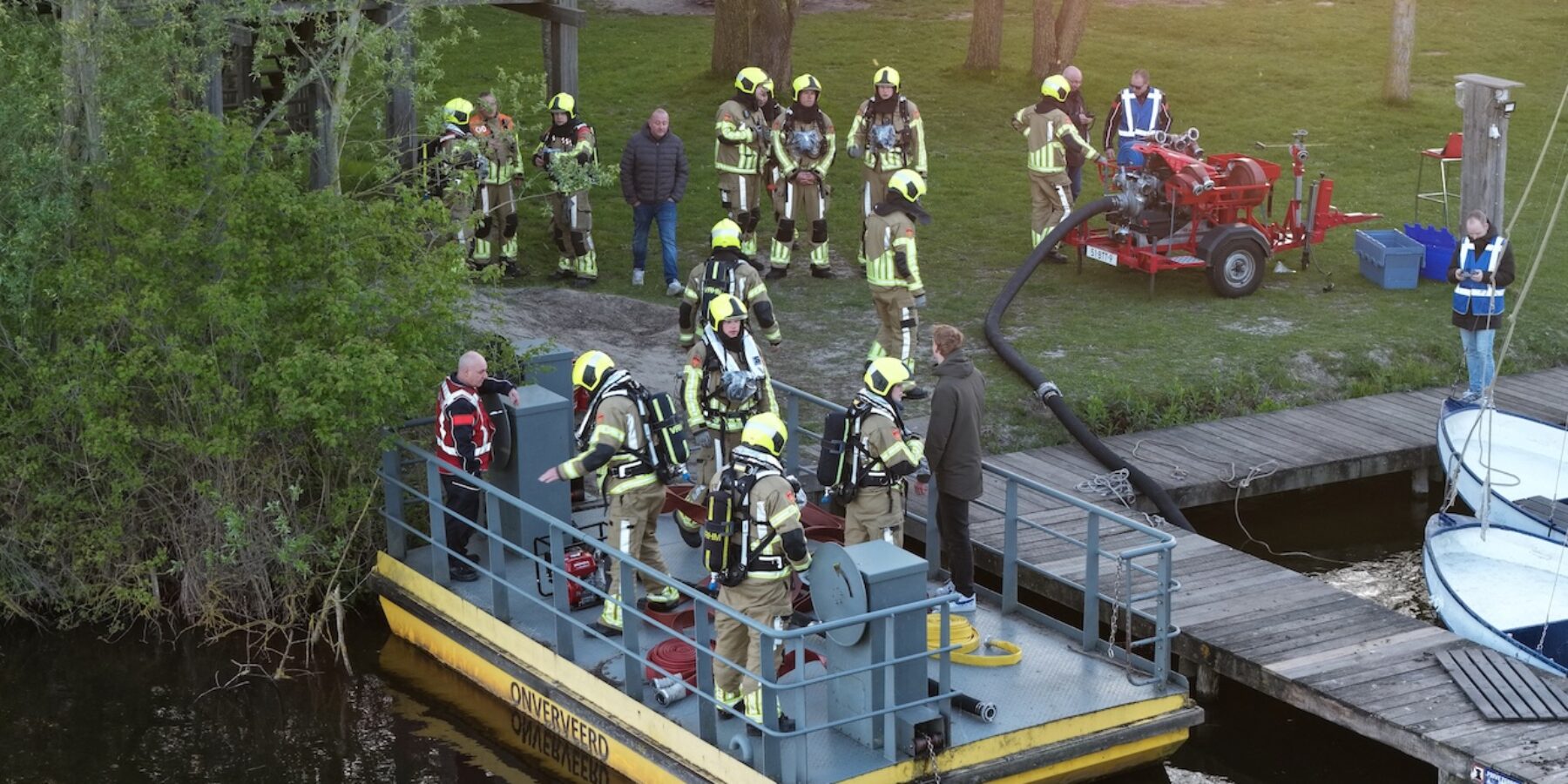 Veel brandweermanen bij een reddingsactie bij de scouting in Leiderdorp. Er zijn ook slachtoffers te zien. Het betreft een oefening.