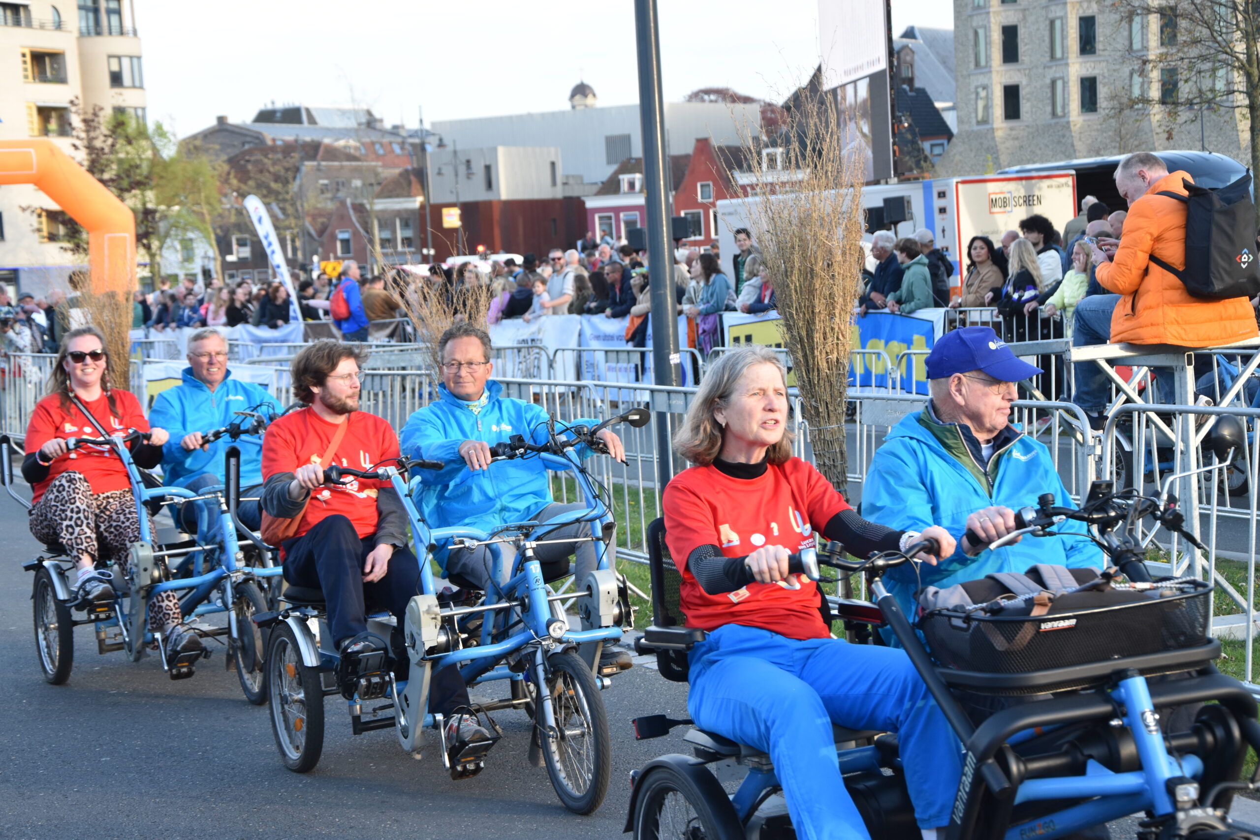 De bezemwagens van de Singelloop. (Foto: Peter van Delft).