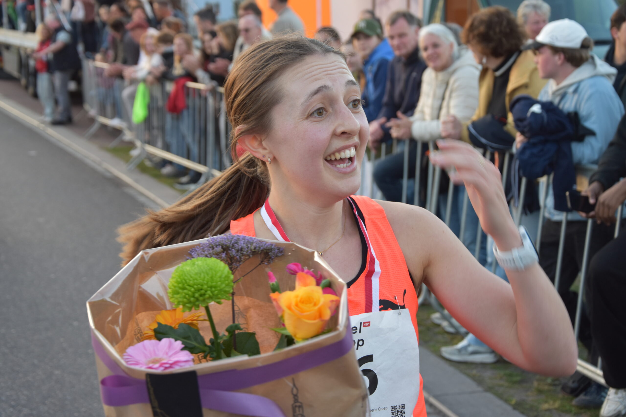 Winnaar bij de vrouwen is de Britse Emma Houchell. (Foto: Peter van Delft).