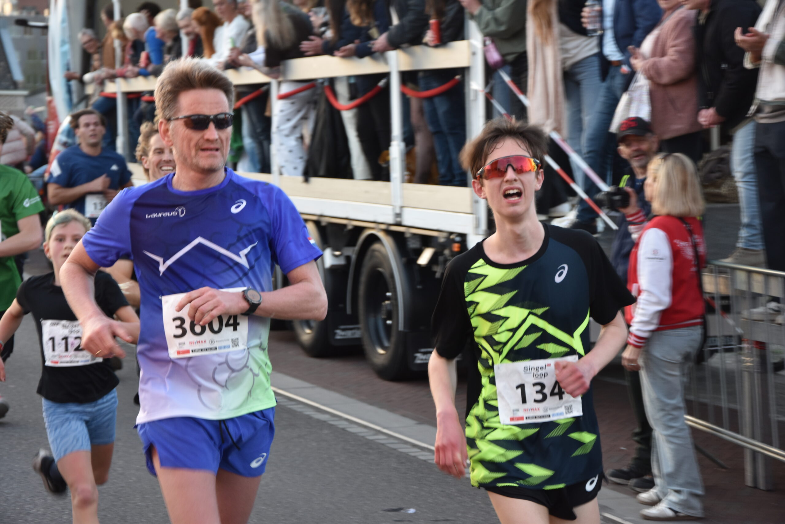 Prins Pieter-Christiaan en zoon komen over de finish. (Foto: Peter van Delft).
