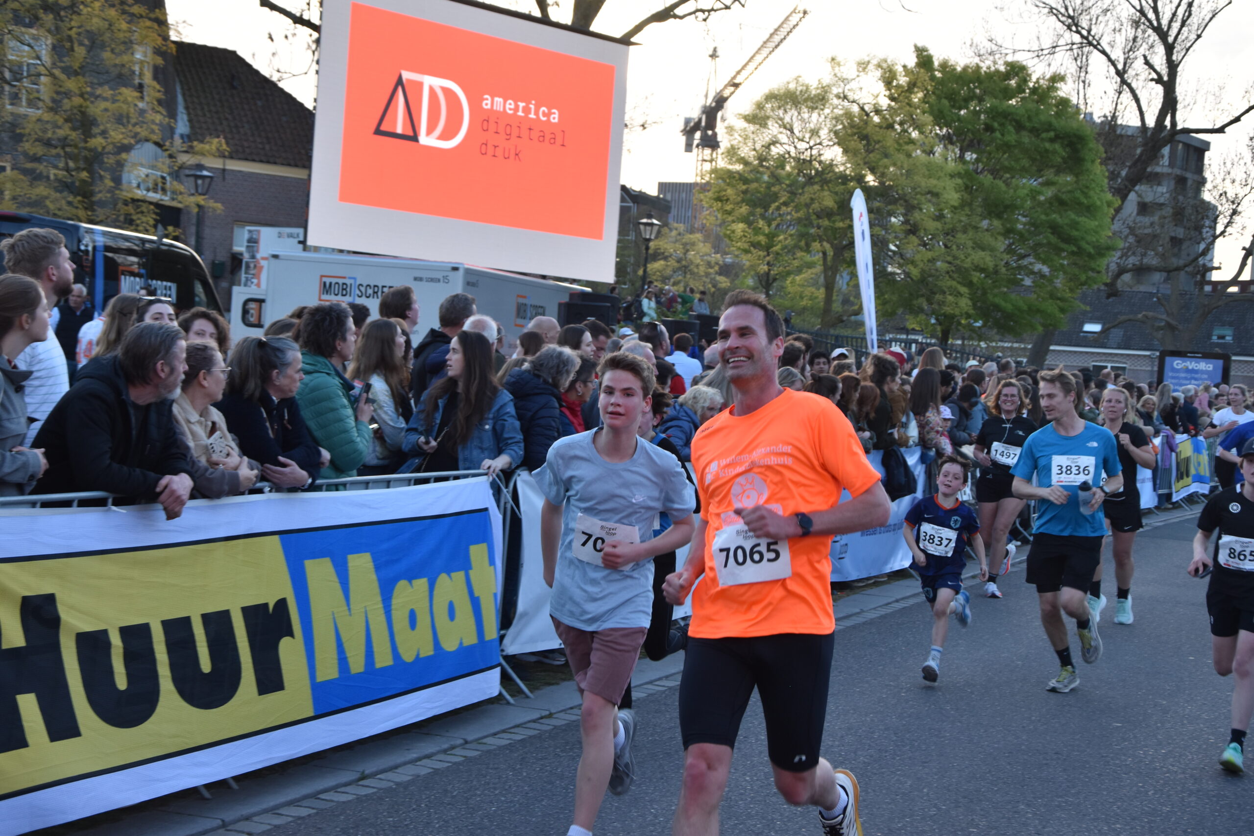 Burgemeester Peter Heijkoop en zoon finishen.  (Foto: Peter van Delft)
