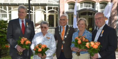 De lintjesregen in Oegsgeest met de 4 decorandi op en burgemeester Jaensch