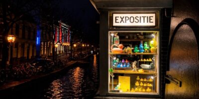 Een vitrine vol badeendjes aan de gracht.