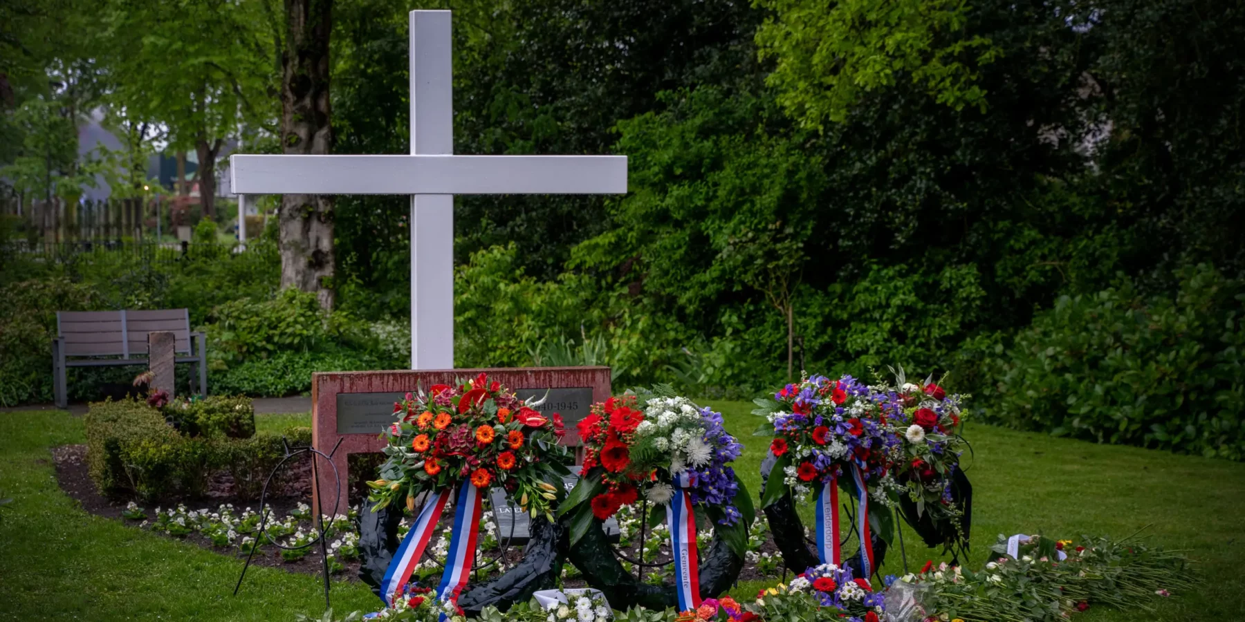 Dodenherdenking met kransen bij het monument bij de begraafplaats in Leiderdorp ter herdenking aan oorlogsslachtoffers.
