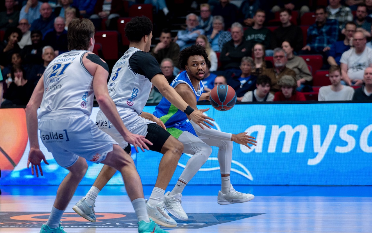 Een aanval van ZZ Leiden in de uitwedstrijd  tegen Groningen. (Foto: Marja van Tailburg).