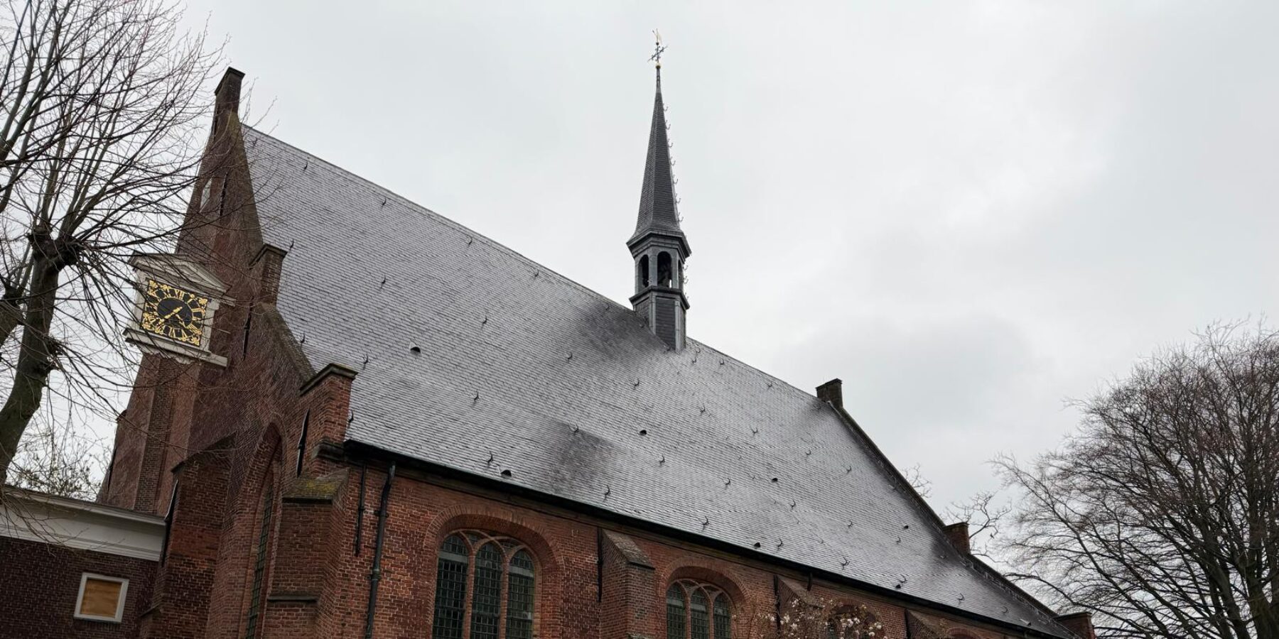 Dorpskerk aan de Hoofdstraat in Leiderdorp. Dorpskerk luidt klokken tegen uitzetting kinderen.
