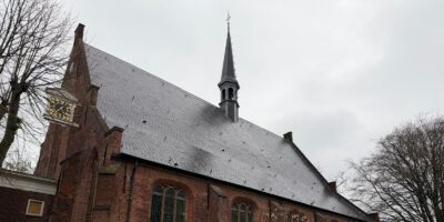 Dorpskerk aan de Hoofdstraat in Leiderdorp. Dorpskerk luidt klokken tegen uitzetting kinderen.