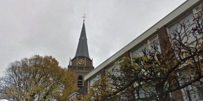 De toren van de Dorspkerk van Voorschoten. Met de klok van de toren.
