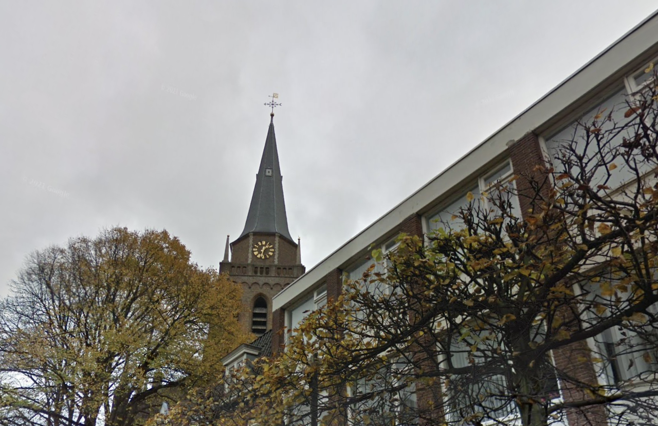 De toren van de Dorspkerk van Voorschoten. Met de klok van de toren.