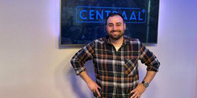 Ebrar Kaya posteert lachend in de studio van Centraal+