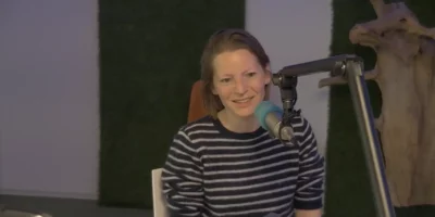 Fractievoorzitter van PRO Leiden Emma van Bree in de studio van Centraal+.