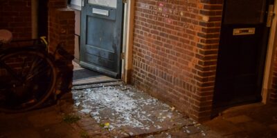 Bij de explosie aan De Ruijterstraats in Leiden is de voordeur gesneuveld. Veel glasscherven.